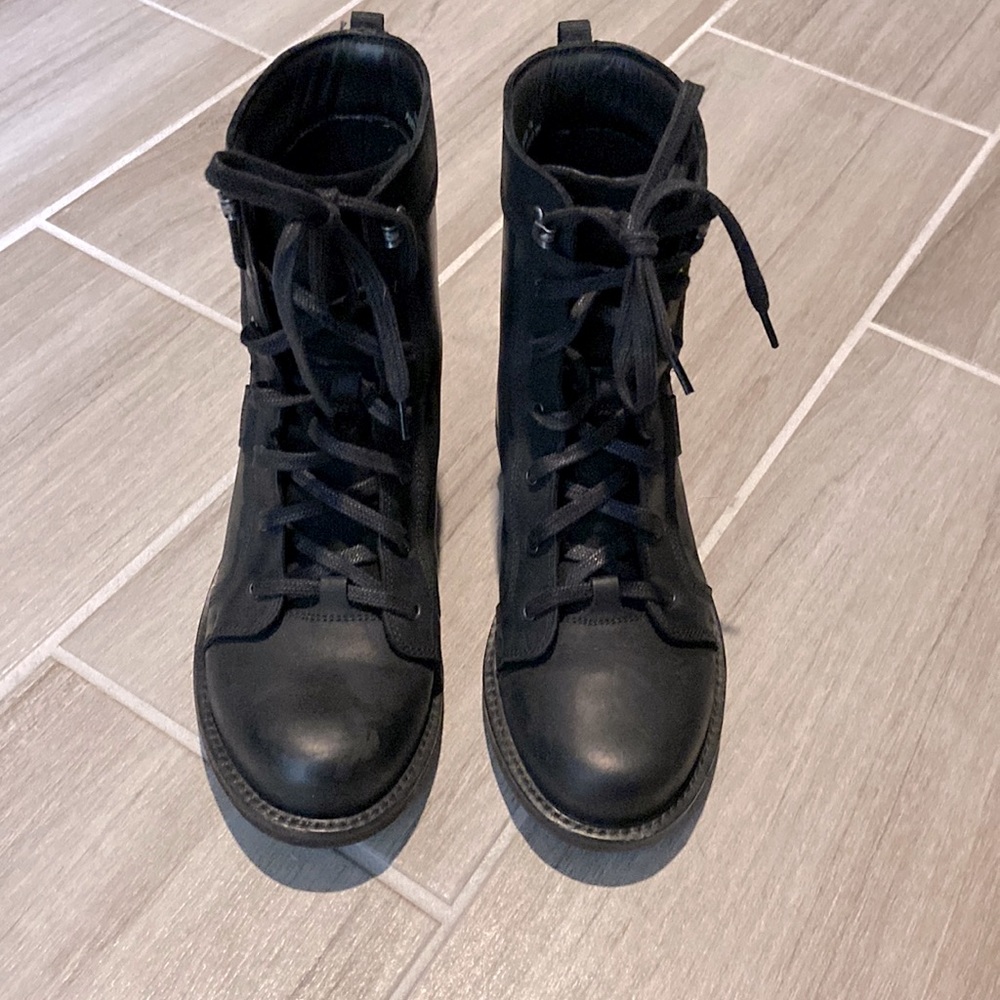 Keen boots - like new condition.